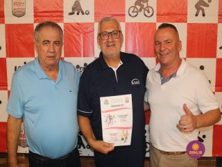 
<a style='margin-left: 5px;' class='btn btn-xs btn-social btn-facebook' href='https://www.facebook.com/sharer/sharer.php?u=https://www.boladovale.com.br/imgs/800-800-90/conteudo/fotos/1534/img5411.jpg' rel='popup' data-width='500' data-height='400'><i class='fa fa-facebook'></i>Compartilhar <span class='hidden-xs'>no Facebook</span>
</a> 
<a class='btn btn-default btn-xs' target='_blank' href='imgs/800-800-90/conteudo/fotos/1534/img5411.jpg'>
<span class='glyphicon glyphicon-cloud-download'></span> Salvar
</a> 
<span></span>