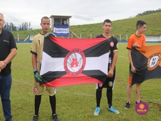 
<a style='margin-left: 5px;' class='btn btn-xs btn-social btn-facebook' href='https://www.facebook.com/sharer/sharer.php?u=https://www.boladovale.com.br/imgs/800-800-90/conteudo/fotos/1535/img7623.jpg' rel='popup' data-width='500' data-height='400'><i class='fa fa-facebook'></i>Compartilhar <span class='hidden-xs'>no Facebook</span>
</a> 
<a class='btn btn-default btn-xs' target='_blank' href='imgs/800-800-90/conteudo/fotos/1535/img7623.jpg'>
<span class='glyphicon glyphicon-cloud-download'></span> Salvar
</a> 
<span></span>