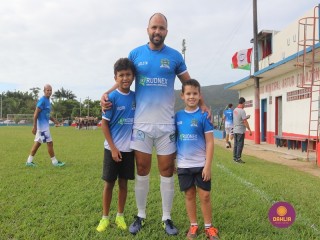 
<a style='margin-left: 5px;' class='btn btn-xs btn-social btn-facebook' href='https://www.facebook.com/sharer/sharer.php?u=https://www.boladovale.com.br/imgs/800-800-90/conteudo/fotos/1546/282.jpg' rel='popup' data-width='500' data-height='400'><i class='fa fa-facebook'></i>Compartilhar <span class='hidden-xs'>no Facebook</span>
</a> 
<a class='btn btn-default btn-xs' target='_blank' href='imgs/800-800-90/conteudo/fotos/1546/282.jpg'>
<span class='glyphicon glyphicon-cloud-download'></span> Salvar
</a> 
<span></span>