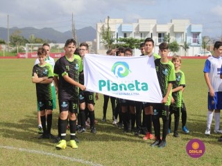 
<a style='margin-left: 5px;' class='btn btn-xs btn-social btn-facebook' href='https://www.facebook.com/sharer/sharer.php?u=https://www.boladovale.com.br/imgs/800-800-90/conteudo/fotos/1552/img1227.jpg' rel='popup' data-width='500' data-height='400'><i class='fa fa-facebook'></i>Compartilhar <span class='hidden-xs'>no Facebook</span>
</a> 
<a class='btn btn-default btn-xs' target='_blank' href='imgs/800-800-90/conteudo/fotos/1552/img1227.jpg'>
<span class='glyphicon glyphicon-cloud-download'></span> Salvar
</a> 
<span></span>