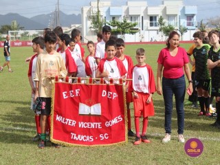 
<a style='margin-left: 5px;' class='btn btn-xs btn-social btn-facebook' href='https://www.facebook.com/sharer/sharer.php?u=https://www.boladovale.com.br/imgs/800-800-90/conteudo/fotos/1552/img1235.jpg' rel='popup' data-width='500' data-height='400'><i class='fa fa-facebook'></i>Compartilhar <span class='hidden-xs'>no Facebook</span>
</a> 
<a class='btn btn-default btn-xs' target='_blank' href='imgs/800-800-90/conteudo/fotos/1552/img1235.jpg'>
<span class='glyphicon glyphicon-cloud-download'></span> Salvar
</a> 
<span></span>