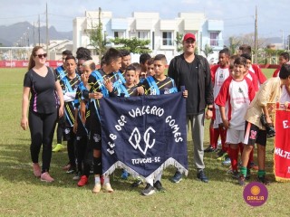 
<a style='margin-left: 5px;' class='btn btn-xs btn-social btn-facebook' href='https://www.facebook.com/sharer/sharer.php?u=https://www.boladovale.com.br/imgs/800-800-90/conteudo/fotos/1552/img1244.jpg' rel='popup' data-width='500' data-height='400'><i class='fa fa-facebook'></i>Compartilhar <span class='hidden-xs'>no Facebook</span>
</a> 
<a class='btn btn-default btn-xs' target='_blank' href='imgs/800-800-90/conteudo/fotos/1552/img1244.jpg'>
<span class='glyphicon glyphicon-cloud-download'></span> Salvar
</a> 
<span></span>