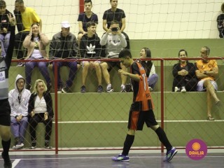 
<a style='margin-left: 5px;' class='btn btn-xs btn-social btn-facebook' href='https://www.facebook.com/sharer/sharer.php?u=https://www.boladovale.com.br/imgs/800-800-90/conteudo/fotos/1566/img3035.jpg' rel='popup' data-width='500' data-height='400'><i class='fa fa-facebook'></i>Compartilhar <span class='hidden-xs'>no Facebook</span>
</a> 
<a class='btn btn-default btn-xs' target='_blank' href='imgs/800-800-90/conteudo/fotos/1566/img3035.jpg'>
<span class='glyphicon glyphicon-cloud-download'></span> Salvar
</a> 
<span></span>