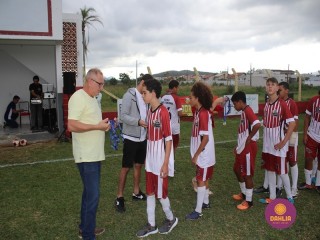 
<a style='margin-left: 5px;' class='btn btn-xs btn-social btn-facebook' href='https://www.facebook.com/sharer/sharer.php?u=https://www.boladovale.com.br/imgs/800-800-90/conteudo/fotos/1571/img3296.jpg' rel='popup' data-width='500' data-height='400'><i class='fa fa-facebook'></i>Compartilhar <span class='hidden-xs'>no Facebook</span>
</a> 
<a class='btn btn-default btn-xs' target='_blank' href='imgs/800-800-90/conteudo/fotos/1571/img3296.jpg'>
<span class='glyphicon glyphicon-cloud-download'></span> Salvar
</a> 
<span></span>