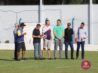 
<a style='margin-left: 5px;' class='btn btn-xs btn-social btn-facebook' href='https://www.facebook.com/sharer/sharer.php?u=https://www.boladovale.com.br/imgs/800-800-90/conteudo/fotos/1576/img4109.jpg' rel='popup' data-width='500' data-height='400'><i class='fa fa-facebook'></i>Compartilhar <span class='hidden-xs'>no Facebook</span>
</a> 
<a class='btn btn-default btn-xs' target='_blank' href='imgs/800-800-90/conteudo/fotos/1576/img4109.jpg'>
<span class='glyphicon glyphicon-cloud-download'></span> Salvar
</a> 
<span></span>
