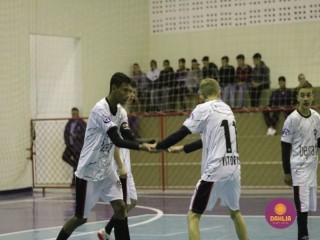 
<a style='margin-left: 5px;' class='btn btn-xs btn-social btn-facebook' href='https://www.facebook.com/sharer/sharer.php?u=https://www.boladovale.com.br/imgs/800-800-90/conteudo/fotos/1578/img5031.jpg' rel='popup' data-width='500' data-height='400'><i class='fa fa-facebook'></i>Compartilhar <span class='hidden-xs'>no Facebook</span>
</a> 
<a class='btn btn-default btn-xs' target='_blank' href='imgs/800-800-90/conteudo/fotos/1578/img5031.jpg'>
<span class='glyphicon glyphicon-cloud-download'></span> Salvar
</a> 
<span></span>