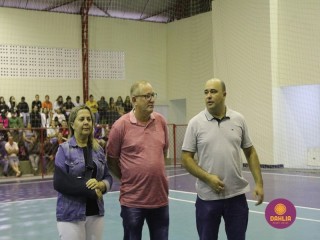 
<a style='margin-left: 5px;' class='btn btn-xs btn-social btn-facebook' href='https://www.facebook.com/sharer/sharer.php?u=https://www.boladovale.com.br/imgs/800-800-90/conteudo/fotos/1585/img5864.jpg' rel='popup' data-width='500' data-height='400'><i class='fa fa-facebook'></i>Compartilhar <span class='hidden-xs'>no Facebook</span>
</a> 
<a class='btn btn-default btn-xs' target='_blank' href='imgs/800-800-90/conteudo/fotos/1585/img5864.jpg'>
<span class='glyphicon glyphicon-cloud-download'></span> Salvar
</a> 
<span></span>