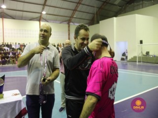 
<a style='margin-left: 5px;' class='btn btn-xs btn-social btn-facebook' href='https://www.facebook.com/sharer/sharer.php?u=https://www.boladovale.com.br/imgs/800-800-90/conteudo/fotos/1585/img5875.jpg' rel='popup' data-width='500' data-height='400'><i class='fa fa-facebook'></i>Compartilhar <span class='hidden-xs'>no Facebook</span>
</a> 
<a class='btn btn-default btn-xs' target='_blank' href='imgs/800-800-90/conteudo/fotos/1585/img5875.jpg'>
<span class='glyphicon glyphicon-cloud-download'></span> Salvar
</a> 
<span></span>