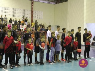 
<a style='margin-left: 5px;' class='btn btn-xs btn-social btn-facebook' href='https://www.facebook.com/sharer/sharer.php?u=https://www.boladovale.com.br/imgs/800-800-90/conteudo/fotos/1586/img5935.jpg' rel='popup' data-width='500' data-height='400'><i class='fa fa-facebook'></i>Compartilhar <span class='hidden-xs'>no Facebook</span>
</a> 
<a class='btn btn-default btn-xs' target='_blank' href='imgs/800-800-90/conteudo/fotos/1586/img5935.jpg'>
<span class='glyphicon glyphicon-cloud-download'></span> Salvar
</a> 
<span></span>