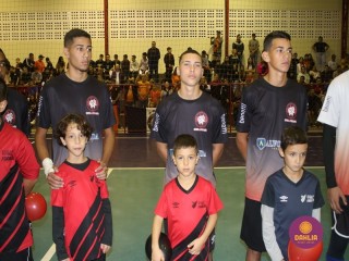 
<a style='margin-left: 5px;' class='btn btn-xs btn-social btn-facebook' href='https://www.facebook.com/sharer/sharer.php?u=https://www.boladovale.com.br/imgs/800-800-90/conteudo/fotos/1586/img5944.jpg' rel='popup' data-width='500' data-height='400'><i class='fa fa-facebook'></i>Compartilhar <span class='hidden-xs'>no Facebook</span>
</a> 
<a class='btn btn-default btn-xs' target='_blank' href='imgs/800-800-90/conteudo/fotos/1586/img5944.jpg'>
<span class='glyphicon glyphicon-cloud-download'></span> Salvar
</a> 
<span></span>