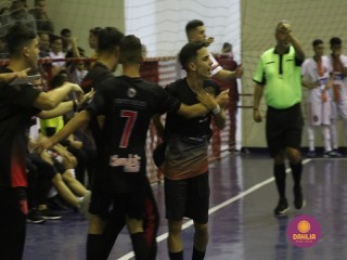 
<a style='margin-left: 5px;' class='btn btn-xs btn-social btn-facebook' href='https://www.facebook.com/sharer/sharer.php?u=https://www.boladovale.com.br/imgs/800-800-90/conteudo/fotos/1586/img6055.jpg' rel='popup' data-width='500' data-height='400'><i class='fa fa-facebook'></i>Compartilhar <span class='hidden-xs'>no Facebook</span>
</a> 
<a class='btn btn-default btn-xs' target='_blank' href='imgs/800-800-90/conteudo/fotos/1586/img6055.jpg'>
<span class='glyphicon glyphicon-cloud-download'></span> Salvar
</a> 
<span></span>
