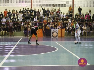 
<a style='margin-left: 5px;' class='btn btn-xs btn-social btn-facebook' href='https://www.facebook.com/sharer/sharer.php?u=https://www.boladovale.com.br/imgs/800-800-90/conteudo/fotos/1586/img6135.jpg' rel='popup' data-width='500' data-height='400'><i class='fa fa-facebook'></i>Compartilhar <span class='hidden-xs'>no Facebook</span>
</a> 
<a class='btn btn-default btn-xs' target='_blank' href='imgs/800-800-90/conteudo/fotos/1586/img6135.jpg'>
<span class='glyphicon glyphicon-cloud-download'></span> Salvar
</a> 
<span></span>
