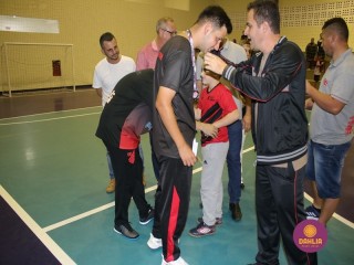 
<a style='margin-left: 5px;' class='btn btn-xs btn-social btn-facebook' href='https://www.facebook.com/sharer/sharer.php?u=https://www.boladovale.com.br/imgs/800-800-90/conteudo/fotos/1586/img6371.jpg' rel='popup' data-width='500' data-height='400'><i class='fa fa-facebook'></i>Compartilhar <span class='hidden-xs'>no Facebook</span>
</a> 
<a class='btn btn-default btn-xs' target='_blank' href='imgs/800-800-90/conteudo/fotos/1586/img6371.jpg'>
<span class='glyphicon glyphicon-cloud-download'></span> Salvar
</a> 
<span></span>