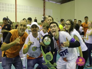 
<a style='margin-left: 5px;' class='btn btn-xs btn-social btn-facebook' href='https://www.facebook.com/sharer/sharer.php?u=https://www.boladovale.com.br/imgs/800-800-90/conteudo/fotos/1586/img6467.jpg' rel='popup' data-width='500' data-height='400'><i class='fa fa-facebook'></i>Compartilhar <span class='hidden-xs'>no Facebook</span>
</a> 
<a class='btn btn-default btn-xs' target='_blank' href='imgs/800-800-90/conteudo/fotos/1586/img6467.jpg'>
<span class='glyphicon glyphicon-cloud-download'></span> Salvar
</a> 
<span></span>