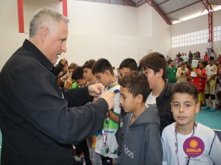 
<a style='margin-left: 5px;' class='btn btn-xs btn-social btn-facebook' href='https://www.facebook.com/sharer/sharer.php?u=https://www.boladovale.com.br/imgs/800-800-90/conteudo/fotos/1594/img8108.jpg' rel='popup' data-width='500' data-height='400'><i class='fa fa-facebook'></i>Compartilhar <span class='hidden-xs'>no Facebook</span>
</a> 
<a class='btn btn-default btn-xs' target='_blank' href='imgs/800-800-90/conteudo/fotos/1594/img8108.jpg'>
<span class='glyphicon glyphicon-cloud-download'></span> Salvar
</a> 
<span></span>