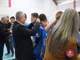 
<a style='margin-left: 5px;' class='btn btn-xs btn-social btn-facebook' href='https://www.facebook.com/sharer/sharer.php?u=https://www.boladovale.com.br/imgs/800-800-90/conteudo/fotos/1594/img8210.jpg' rel='popup' data-width='500' data-height='400'><i class='fa fa-facebook'></i>Compartilhar <span class='hidden-xs'>no Facebook</span>
</a> 
<a class='btn btn-default btn-xs' target='_blank' href='imgs/800-800-90/conteudo/fotos/1594/img8210.jpg'>
<span class='glyphicon glyphicon-cloud-download'></span> Salvar
</a> 
<span></span>