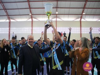 
<a style='margin-left: 5px;' class='btn btn-xs btn-social btn-facebook' href='https://www.facebook.com/sharer/sharer.php?u=https://www.boladovale.com.br/imgs/800-800-90/conteudo/fotos/1594/img8227.jpg' rel='popup' data-width='500' data-height='400'><i class='fa fa-facebook'></i>Compartilhar <span class='hidden-xs'>no Facebook</span>
</a> 
<a class='btn btn-default btn-xs' target='_blank' href='imgs/800-800-90/conteudo/fotos/1594/img8227.jpg'>
<span class='glyphicon glyphicon-cloud-download'></span> Salvar
</a> 
<span></span>