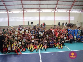 
<a style='margin-left: 5px;' class='btn btn-xs btn-social btn-facebook' href='https://www.facebook.com/sharer/sharer.php?u=https://www.boladovale.com.br/imgs/800-800-90/conteudo/fotos/1594/img8243.jpg' rel='popup' data-width='500' data-height='400'><i class='fa fa-facebook'></i>Compartilhar <span class='hidden-xs'>no Facebook</span>
</a> 
<a class='btn btn-default btn-xs' target='_blank' href='imgs/800-800-90/conteudo/fotos/1594/img8243.jpg'>
<span class='glyphicon glyphicon-cloud-download'></span> Salvar
</a> 
<span></span>