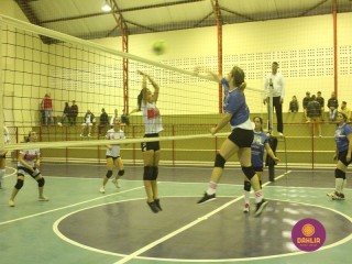 
<a style='margin-left: 5px;' class='btn btn-xs btn-social btn-facebook' href='https://www.facebook.com/sharer/sharer.php?u=https://www.boladovale.com.br/imgs/800-800-90/conteudo/fotos/1618/img0923.jpg' rel='popup' data-width='500' data-height='400'><i class='fa fa-facebook'></i>Compartilhar <span class='hidden-xs'>no Facebook</span>
</a> 
<a class='btn btn-default btn-xs' target='_blank' href='imgs/800-800-90/conteudo/fotos/1618/img0923.jpg'>
<span class='glyphicon glyphicon-cloud-download'></span> Salvar
</a> 
<span></span>