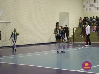 
<a style='margin-left: 5px;' class='btn btn-xs btn-social btn-facebook' href='https://www.facebook.com/sharer/sharer.php?u=https://www.boladovale.com.br/imgs/800-800-90/conteudo/fotos/1624/img2917.jpg' rel='popup' data-width='500' data-height='400'><i class='fa fa-facebook'></i>Compartilhar <span class='hidden-xs'>no Facebook</span>
</a> 
<a class='btn btn-default btn-xs' target='_blank' href='imgs/800-800-90/conteudo/fotos/1624/img2917.jpg'>
<span class='glyphicon glyphicon-cloud-download'></span> Salvar
</a> 
<span></span>