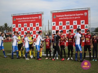 
<a style='margin-left: 5px;' class='btn btn-xs btn-social btn-facebook' href='https://www.facebook.com/sharer/sharer.php?u=https://www.boladovale.com.br/imgs/800-800-90/conteudo/fotos/1635/img5455.jpg' rel='popup' data-width='500' data-height='400'><i class='fa fa-facebook'></i>Compartilhar <span class='hidden-xs'>no Facebook</span>
</a> 
<a class='btn btn-default btn-xs' target='_blank' href='imgs/800-800-90/conteudo/fotos/1635/img5455.jpg'>
<span class='glyphicon glyphicon-cloud-download'></span> Salvar
</a> 
<span></span>