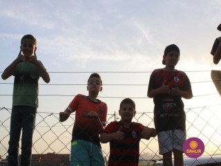 
<a style='margin-left: 5px;' class='btn btn-xs btn-social btn-facebook' href='https://www.facebook.com/sharer/sharer.php?u=https://www.boladovale.com.br/imgs/800-800-90/conteudo/fotos/1635/img5773.jpg' rel='popup' data-width='500' data-height='400'><i class='fa fa-facebook'></i>Compartilhar <span class='hidden-xs'>no Facebook</span>
</a> 
<a class='btn btn-default btn-xs' target='_blank' href='imgs/800-800-90/conteudo/fotos/1635/img5773.jpg'>
<span class='glyphicon glyphicon-cloud-download'></span> Salvar
</a> 
<span></span>