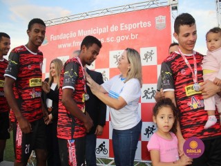 
<a style='margin-left: 5px;' class='btn btn-xs btn-social btn-facebook' href='https://www.facebook.com/sharer/sharer.php?u=https://www.boladovale.com.br/imgs/800-800-90/conteudo/fotos/1636/img5884.jpg' rel='popup' data-width='500' data-height='400'><i class='fa fa-facebook'></i>Compartilhar <span class='hidden-xs'>no Facebook</span>
</a> 
<a class='btn btn-default btn-xs' target='_blank' href='imgs/800-800-90/conteudo/fotos/1636/img5884.jpg'>
<span class='glyphicon glyphicon-cloud-download'></span> Salvar
</a> 
<span></span>
