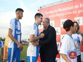 
<a style='margin-left: 5px;' class='btn btn-xs btn-social btn-facebook' href='https://www.facebook.com/sharer/sharer.php?u=https://www.boladovale.com.br/imgs/800-800-90/conteudo/fotos/1636/img5907.jpg' rel='popup' data-width='500' data-height='400'><i class='fa fa-facebook'></i>Compartilhar <span class='hidden-xs'>no Facebook</span>
</a> 
<a class='btn btn-default btn-xs' target='_blank' href='imgs/800-800-90/conteudo/fotos/1636/img5907.jpg'>
<span class='glyphicon glyphicon-cloud-download'></span> Salvar
</a> 
<span></span>