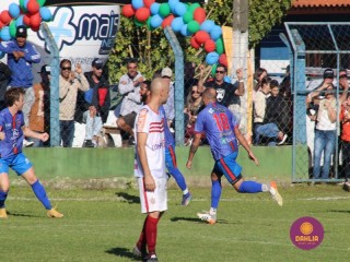 
<a style='margin-left: 5px;' class='btn btn-xs btn-social btn-facebook' href='https://www.facebook.com/sharer/sharer.php?u=https://www.boladovale.com.br/imgs/800-800-90/conteudo/fotos/1639/img7549.jpg' rel='popup' data-width='500' data-height='400'><i class='fa fa-facebook'></i>Compartilhar <span class='hidden-xs'>no Facebook</span>
</a> 
<a class='btn btn-default btn-xs' target='_blank' href='imgs/800-800-90/conteudo/fotos/1639/img7549.jpg'>
<span class='glyphicon glyphicon-cloud-download'></span> Salvar
</a> 
<span></span>