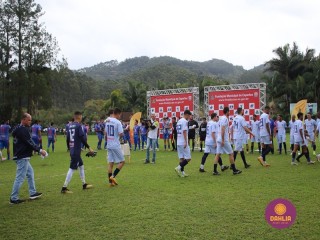 
<a style='margin-left: 5px;' class='btn btn-xs btn-social btn-facebook' href='https://www.facebook.com/sharer/sharer.php?u=https://www.boladovale.com.br/imgs/800-800-90/conteudo/fotos/1645/img9175.jpg' rel='popup' data-width='500' data-height='400'><i class='fa fa-facebook'></i>Compartilhar <span class='hidden-xs'>no Facebook</span>
</a> 
<a class='btn btn-default btn-xs' target='_blank' href='imgs/800-800-90/conteudo/fotos/1645/img9175.jpg'>
<span class='glyphicon glyphicon-cloud-download'></span> Salvar
</a> 
<span></span>