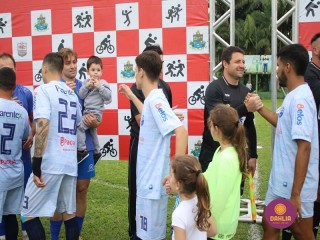 
<a style='margin-left: 5px;' class='btn btn-xs btn-social btn-facebook' href='https://www.facebook.com/sharer/sharer.php?u=https://www.boladovale.com.br/imgs/800-800-90/conteudo/fotos/1645/img9226.jpg' rel='popup' data-width='500' data-height='400'><i class='fa fa-facebook'></i>Compartilhar <span class='hidden-xs'>no Facebook</span>
</a> 
<a class='btn btn-default btn-xs' target='_blank' href='imgs/800-800-90/conteudo/fotos/1645/img9226.jpg'>
<span class='glyphicon glyphicon-cloud-download'></span> Salvar
</a> 
<span></span>