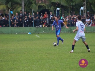 
<a style='margin-left: 5px;' class='btn btn-xs btn-social btn-facebook' href='https://www.facebook.com/sharer/sharer.php?u=https://www.boladovale.com.br/imgs/800-800-90/conteudo/fotos/1645/img9412.jpg' rel='popup' data-width='500' data-height='400'><i class='fa fa-facebook'></i>Compartilhar <span class='hidden-xs'>no Facebook</span>
</a> 
<a class='btn btn-default btn-xs' target='_blank' href='imgs/800-800-90/conteudo/fotos/1645/img9412.jpg'>
<span class='glyphicon glyphicon-cloud-download'></span> Salvar
</a> 
<span></span>