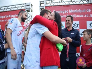 
<a style='margin-left: 5px;' class='btn btn-xs btn-social btn-facebook' href='https://www.facebook.com/sharer/sharer.php?u=https://www.boladovale.com.br/imgs/800-800-90/conteudo/fotos/1646/img9501.jpg' rel='popup' data-width='500' data-height='400'><i class='fa fa-facebook'></i>Compartilhar <span class='hidden-xs'>no Facebook</span>
</a> 
<a class='btn btn-default btn-xs' target='_blank' href='imgs/800-800-90/conteudo/fotos/1646/img9501.jpg'>
<span class='glyphicon glyphicon-cloud-download'></span> Salvar
</a> 
<span></span>