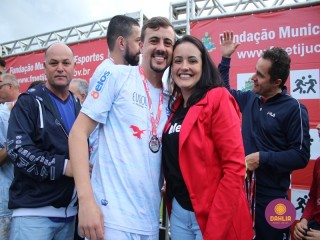 
<a style='margin-left: 5px;' class='btn btn-xs btn-social btn-facebook' href='https://www.facebook.com/sharer/sharer.php?u=https://www.boladovale.com.br/imgs/800-800-90/conteudo/fotos/1646/img9504.jpg' rel='popup' data-width='500' data-height='400'><i class='fa fa-facebook'></i>Compartilhar <span class='hidden-xs'>no Facebook</span>
</a> 
<a class='btn btn-default btn-xs' target='_blank' href='imgs/800-800-90/conteudo/fotos/1646/img9504.jpg'>
<span class='glyphicon glyphicon-cloud-download'></span> Salvar
</a> 
<span></span>