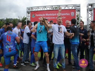 
<a style='margin-left: 5px;' class='btn btn-xs btn-social btn-facebook' href='https://www.facebook.com/sharer/sharer.php?u=https://www.boladovale.com.br/imgs/800-800-90/conteudo/fotos/1646/img9539.jpg' rel='popup' data-width='500' data-height='400'><i class='fa fa-facebook'></i>Compartilhar <span class='hidden-xs'>no Facebook</span>
</a> 
<a class='btn btn-default btn-xs' target='_blank' href='imgs/800-800-90/conteudo/fotos/1646/img9539.jpg'>
<span class='glyphicon glyphicon-cloud-download'></span> Salvar
</a> 
<span></span>