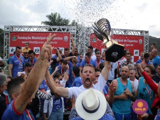 
<a style='margin-left: 5px;' class='btn btn-xs btn-social btn-facebook' href='https://www.facebook.com/sharer/sharer.php?u=https://www.boladovale.com.br/imgs/800-800-90/conteudo/fotos/1646/img9590.jpg' rel='popup' data-width='500' data-height='400'><i class='fa fa-facebook'></i>Compartilhar <span class='hidden-xs'>no Facebook</span>
</a> 
<a class='btn btn-default btn-xs' target='_blank' href='imgs/800-800-90/conteudo/fotos/1646/img9590.jpg'>
<span class='glyphicon glyphicon-cloud-download'></span> Salvar
</a> 
<span></span>