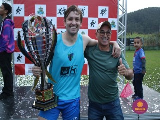 
<a style='margin-left: 5px;' class='btn btn-xs btn-social btn-facebook' href='https://www.facebook.com/sharer/sharer.php?u=https://www.boladovale.com.br/imgs/800-800-90/conteudo/fotos/1646/img9717.jpg' rel='popup' data-width='500' data-height='400'><i class='fa fa-facebook'></i>Compartilhar <span class='hidden-xs'>no Facebook</span>
</a> 
<a class='btn btn-default btn-xs' target='_blank' href='imgs/800-800-90/conteudo/fotos/1646/img9717.jpg'>
<span class='glyphicon glyphicon-cloud-download'></span> Salvar
</a> 
<span></span>