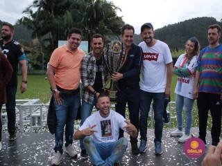 
<a style='margin-left: 5px;' class='btn btn-xs btn-social btn-facebook' href='https://www.facebook.com/sharer/sharer.php?u=https://www.boladovale.com.br/imgs/800-800-90/conteudo/fotos/1646/img9793.jpg' rel='popup' data-width='500' data-height='400'><i class='fa fa-facebook'></i>Compartilhar <span class='hidden-xs'>no Facebook</span>
</a> 
<a class='btn btn-default btn-xs' target='_blank' href='imgs/800-800-90/conteudo/fotos/1646/img9793.jpg'>
<span class='glyphicon glyphicon-cloud-download'></span> Salvar
</a> 
<span></span>