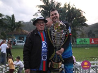 
<a style='margin-left: 5px;' class='btn btn-xs btn-social btn-facebook' href='https://www.facebook.com/sharer/sharer.php?u=https://www.boladovale.com.br/imgs/800-800-90/conteudo/fotos/1646/img9831.jpg' rel='popup' data-width='500' data-height='400'><i class='fa fa-facebook'></i>Compartilhar <span class='hidden-xs'>no Facebook</span>
</a> 
<a class='btn btn-default btn-xs' target='_blank' href='imgs/800-800-90/conteudo/fotos/1646/img9831.jpg'>
<span class='glyphicon glyphicon-cloud-download'></span> Salvar
</a> 
<span></span>