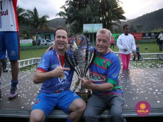 
<a style='margin-left: 5px;' class='btn btn-xs btn-social btn-facebook' href='https://www.facebook.com/sharer/sharer.php?u=https://www.boladovale.com.br/imgs/800-800-90/conteudo/fotos/1646/img9857.jpg' rel='popup' data-width='500' data-height='400'><i class='fa fa-facebook'></i>Compartilhar <span class='hidden-xs'>no Facebook</span>
</a> 
<a class='btn btn-default btn-xs' target='_blank' href='imgs/800-800-90/conteudo/fotos/1646/img9857.jpg'>
<span class='glyphicon glyphicon-cloud-download'></span> Salvar
</a> 
<span></span>