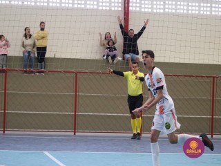 
<a style='margin-left: 5px;' class='btn btn-xs btn-social btn-facebook' href='https://www.facebook.com/sharer/sharer.php?u=https://www.boladovale.com.br/imgs/800-800-90/conteudo/fotos/1647/img0210.jpg' rel='popup' data-width='500' data-height='400'><i class='fa fa-facebook'></i>Compartilhar <span class='hidden-xs'>no Facebook</span>
</a> 
<a class='btn btn-default btn-xs' target='_blank' href='imgs/800-800-90/conteudo/fotos/1647/img0210.jpg'>
<span class='glyphicon glyphicon-cloud-download'></span> Salvar
</a> 
<span></span>