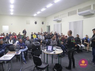 
<a style='margin-left: 5px;' class='btn btn-xs btn-social btn-facebook' href='https://www.facebook.com/sharer/sharer.php?u=https://www.boladovale.com.br/imgs/800-800-90/conteudo/fotos/1652/img0526.jpg' rel='popup' data-width='500' data-height='400'><i class='fa fa-facebook'></i>Compartilhar <span class='hidden-xs'>no Facebook</span>
</a> 
<a class='btn btn-default btn-xs' target='_blank' href='imgs/800-800-90/conteudo/fotos/1652/img0526.jpg'>
<span class='glyphicon glyphicon-cloud-download'></span> Salvar
</a> 
<span></span>