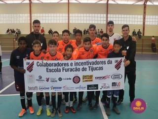 
<a style='margin-left: 5px;' class='btn btn-xs btn-social btn-facebook' href='https://www.facebook.com/sharer/sharer.php?u=https://www.boladovale.com.br/imgs/800-800-90/conteudo/fotos/1653/img5939.jpg' rel='popup' data-width='500' data-height='400'><i class='fa fa-facebook'></i>Compartilhar <span class='hidden-xs'>no Facebook</span>
</a> 
<a class='btn btn-default btn-xs' target='_blank' href='imgs/800-800-90/conteudo/fotos/1653/img5939.jpg'>
<span class='glyphicon glyphicon-cloud-download'></span> Salvar
</a> 
<span></span>