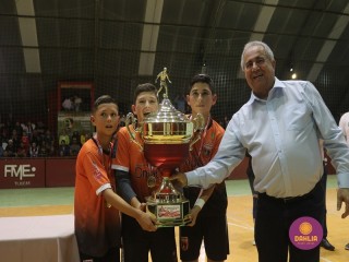 
<a style='margin-left: 5px;' class='btn btn-xs btn-social btn-facebook' href='https://www.facebook.com/sharer/sharer.php?u=https://www.boladovale.com.br/imgs/800-800-90/conteudo/fotos/1658/img6750.jpg' rel='popup' data-width='500' data-height='400'><i class='fa fa-facebook'></i>Compartilhar <span class='hidden-xs'>no Facebook</span>
</a> 
<a class='btn btn-default btn-xs' target='_blank' href='imgs/800-800-90/conteudo/fotos/1658/img6750.jpg'>
<span class='glyphicon glyphicon-cloud-download'></span> Salvar
</a> 
<span></span>