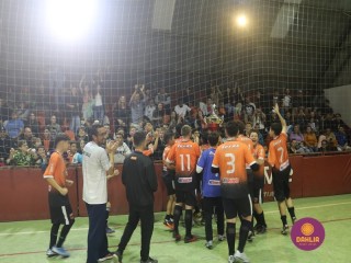 
<a style='margin-left: 5px;' class='btn btn-xs btn-social btn-facebook' href='https://www.facebook.com/sharer/sharer.php?u=https://www.boladovale.com.br/imgs/800-800-90/conteudo/fotos/1658/img6771.jpg' rel='popup' data-width='500' data-height='400'><i class='fa fa-facebook'></i>Compartilhar <span class='hidden-xs'>no Facebook</span>
</a> 
<a class='btn btn-default btn-xs' target='_blank' href='imgs/800-800-90/conteudo/fotos/1658/img6771.jpg'>
<span class='glyphicon glyphicon-cloud-download'></span> Salvar
</a> 
<span></span>