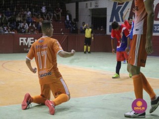 
<a style='margin-left: 5px;' class='btn btn-xs btn-social btn-facebook' href='https://www.facebook.com/sharer/sharer.php?u=https://www.boladovale.com.br/imgs/800-800-90/conteudo/fotos/1660/img6970.jpg' rel='popup' data-width='500' data-height='400'><i class='fa fa-facebook'></i>Compartilhar <span class='hidden-xs'>no Facebook</span>
</a> 
<a class='btn btn-default btn-xs' target='_blank' href='imgs/800-800-90/conteudo/fotos/1660/img6970.jpg'>
<span class='glyphicon glyphicon-cloud-download'></span> Salvar
</a> 
<span></span>