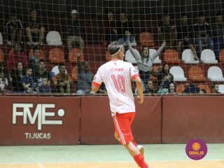 
<a style='margin-left: 5px;' class='btn btn-xs btn-social btn-facebook' href='https://www.facebook.com/sharer/sharer.php?u=https://www.boladovale.com.br/imgs/800-800-90/conteudo/fotos/1674/img8184.jpg' rel='popup' data-width='500' data-height='400'><i class='fa fa-facebook'></i>Compartilhar <span class='hidden-xs'>no Facebook</span>
</a> 
<a class='btn btn-default btn-xs' target='_blank' href='imgs/800-800-90/conteudo/fotos/1674/img8184.jpg'>
<span class='glyphicon glyphicon-cloud-download'></span> Salvar
</a> 
<span></span>