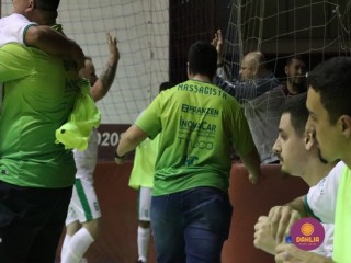 
<a style='margin-left: 5px;' class='btn btn-xs btn-social btn-facebook' href='https://www.facebook.com/sharer/sharer.php?u=https://www.boladovale.com.br/imgs/800-800-90/conteudo/fotos/1674/img8230.jpg' rel='popup' data-width='500' data-height='400'><i class='fa fa-facebook'></i>Compartilhar <span class='hidden-xs'>no Facebook</span>
</a> 
<a class='btn btn-default btn-xs' target='_blank' href='imgs/800-800-90/conteudo/fotos/1674/img8230.jpg'>
<span class='glyphicon glyphicon-cloud-download'></span> Salvar
</a> 
<span></span>