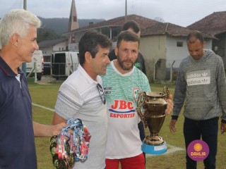 
<a style='margin-left: 5px;' class='btn btn-xs btn-social btn-facebook' href='https://www.facebook.com/sharer/sharer.php?u=https://www.boladovale.com.br/imgs/800-800-90/conteudo/fotos/1685/img9817.jpg' rel='popup' data-width='500' data-height='400'><i class='fa fa-facebook'></i>Compartilhar <span class='hidden-xs'>no Facebook</span>
</a> 
<a class='btn btn-default btn-xs' target='_blank' href='imgs/800-800-90/conteudo/fotos/1685/img9817.jpg'>
<span class='glyphicon glyphicon-cloud-download'></span> Salvar
</a> 
<span></span>