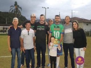 
<a style='margin-left: 5px;' class='btn btn-xs btn-social btn-facebook' href='https://www.facebook.com/sharer/sharer.php?u=https://www.boladovale.com.br/imgs/800-800-90/conteudo/fotos/1685/img9821.jpg' rel='popup' data-width='500' data-height='400'><i class='fa fa-facebook'></i>Compartilhar <span class='hidden-xs'>no Facebook</span>
</a> 
<a class='btn btn-default btn-xs' target='_blank' href='imgs/800-800-90/conteudo/fotos/1685/img9821.jpg'>
<span class='glyphicon glyphicon-cloud-download'></span> Salvar
</a> 
<span></span>